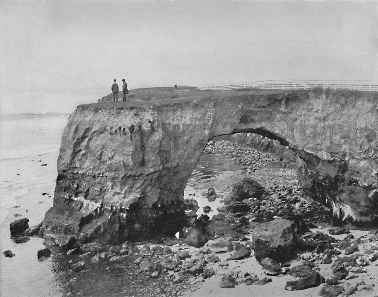 Természetes híd a tengerparton Santa Cruz közelében, Kaliforniában, 1897. alkotó: Unbekannt
