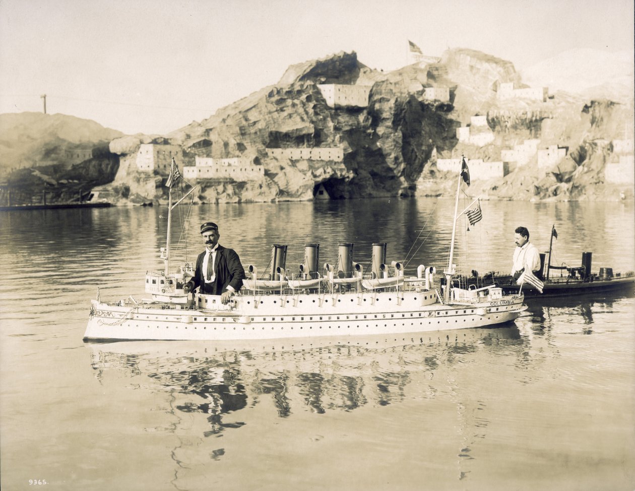 Tengerészeti bemutató a Pike -ban. Két harcos és a kezelőik. 1904 -es világkiállítás alkotó: Unbekannt