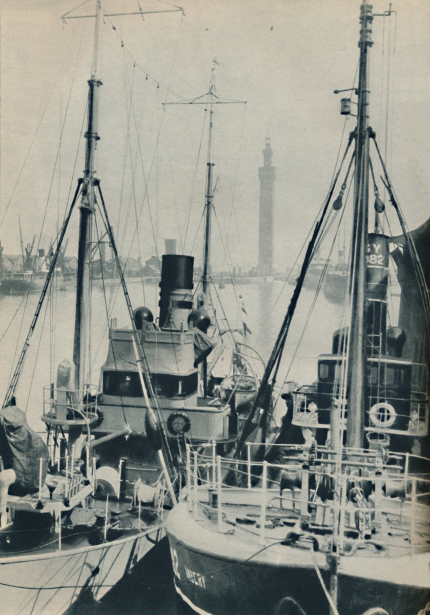 Tengerészeti vonóhálós hajó, HMS Liffy egy Grimsby halászhajó mellett Grimsby Docksban, 1937 alkotó: Unbekannt
