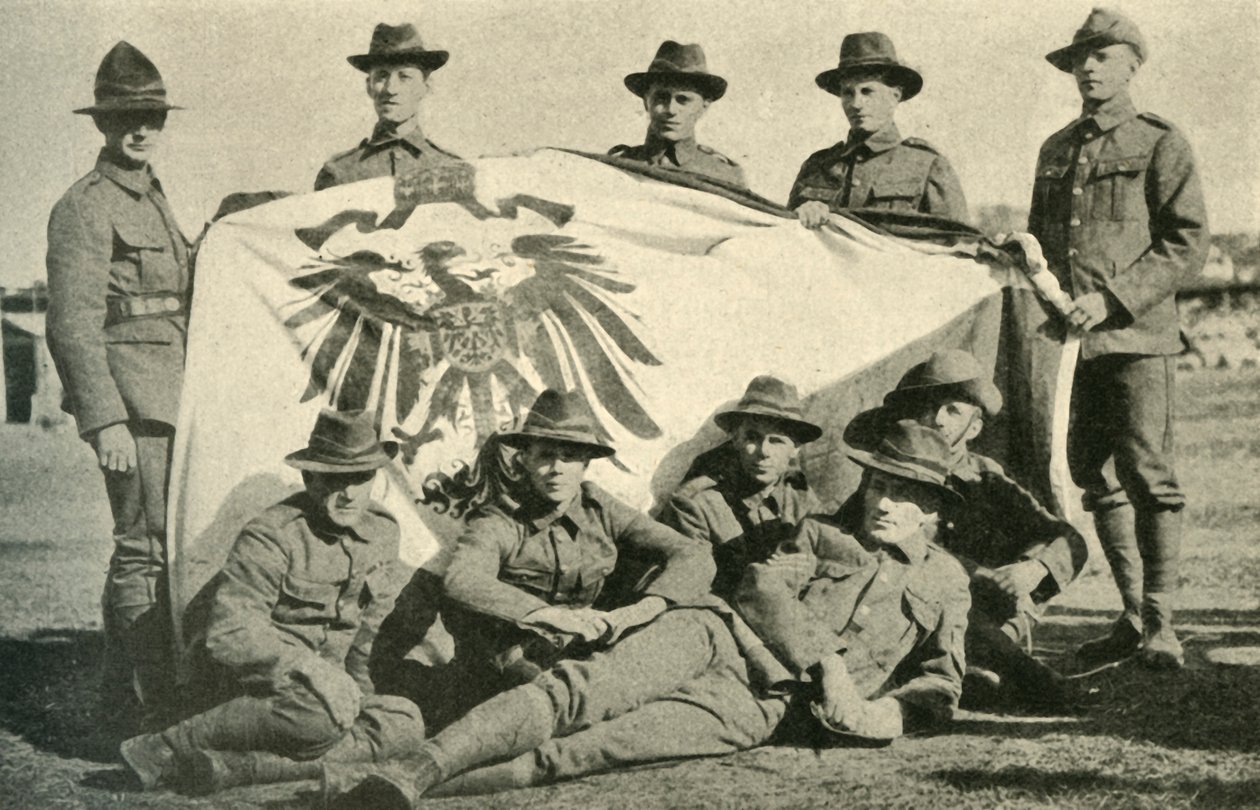 Új-zélandi katonák elfogott német zászlóval, első világháború, 1914, c1920. alkotó: Unbekannt