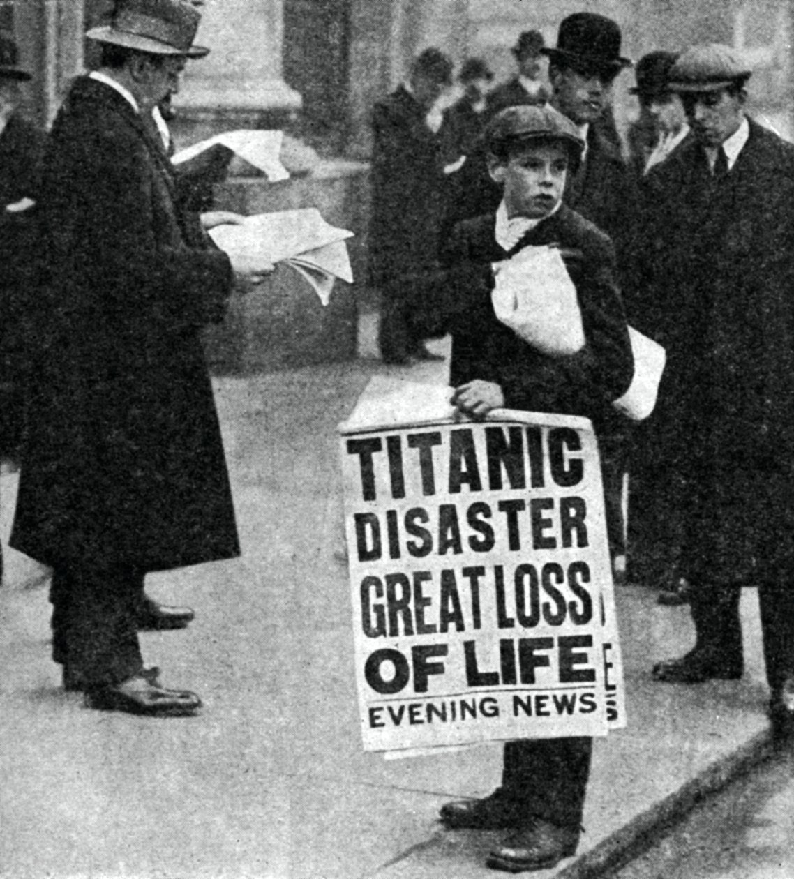 Újságíró a Titanic-katasztrófa hírével, 1912. április 14 alkotó: Unbekannt