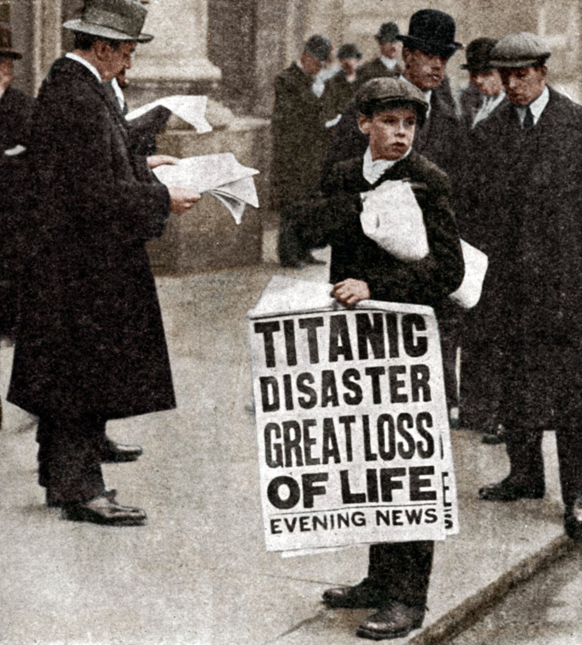 Újságíró a Titanic-katasztrófa hírével, 1912. április 14 alkotó: Unbekannt