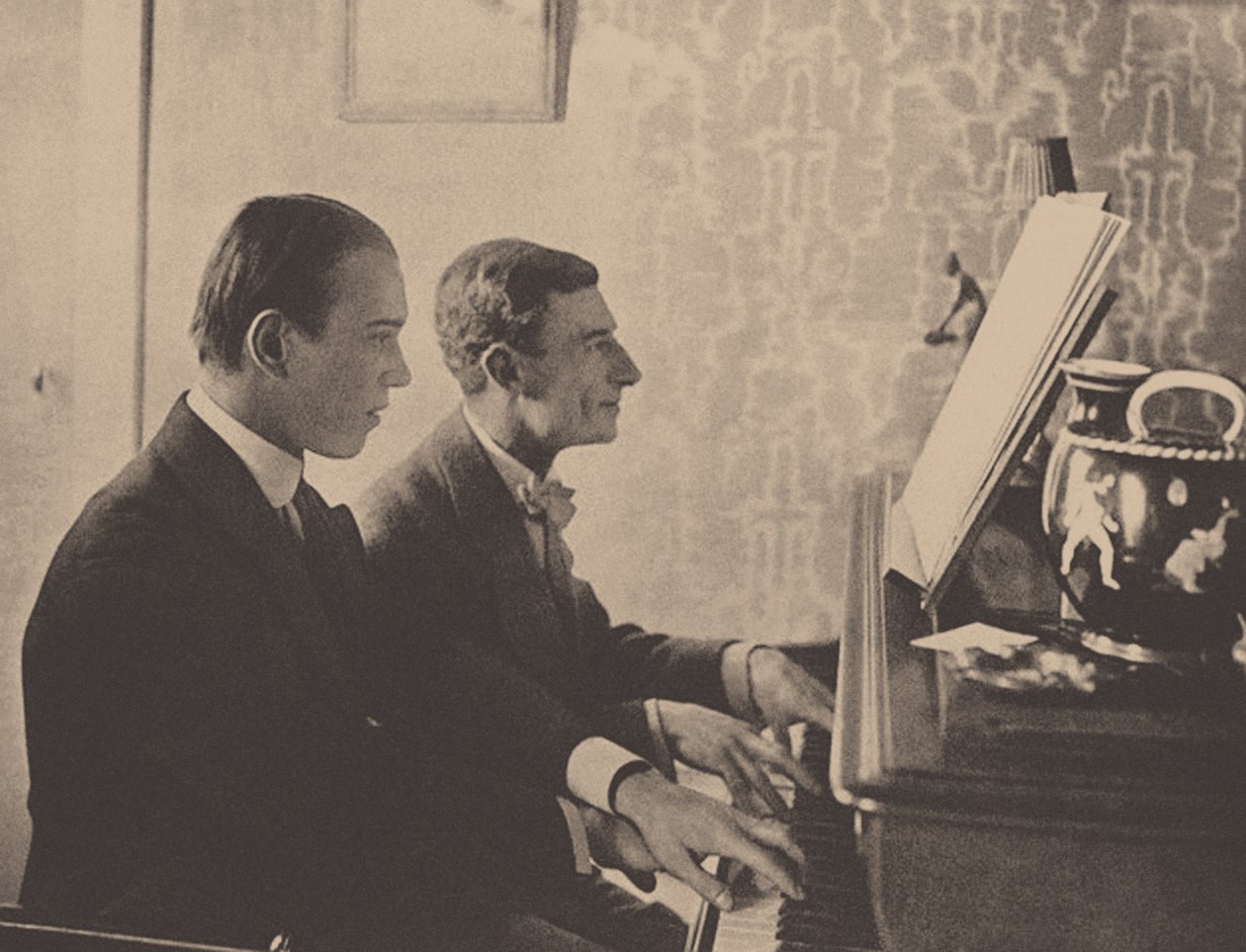 Nijinsky és Maurice Ravel a zongoránál Daphnis és Chloe, 1912 partitúráját játszik alkotó: Unbekannt