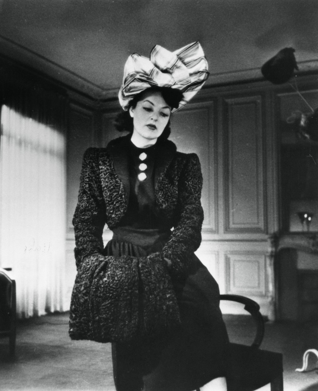 Gabrielle divatmodell által viselt Nina Ricci ruha, Franciaország, 1943. január alkotó: Unbekannt