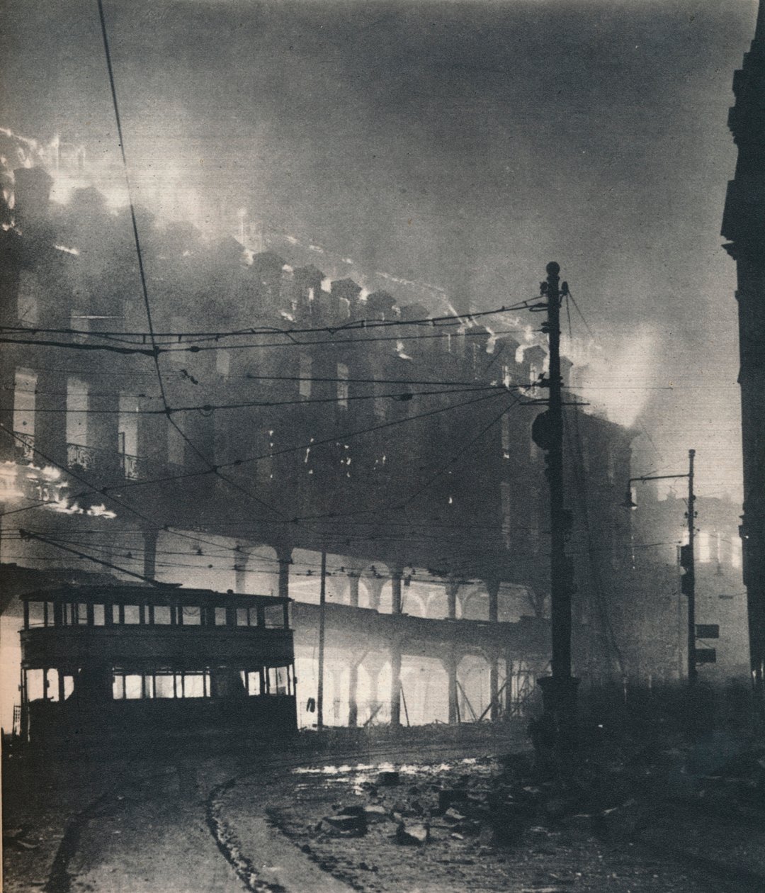 Kilenc órás bombázás. Amikor Sheffieldben fordult, a tél közepe volt. 1940 1942 alkotó: Unbekannt
