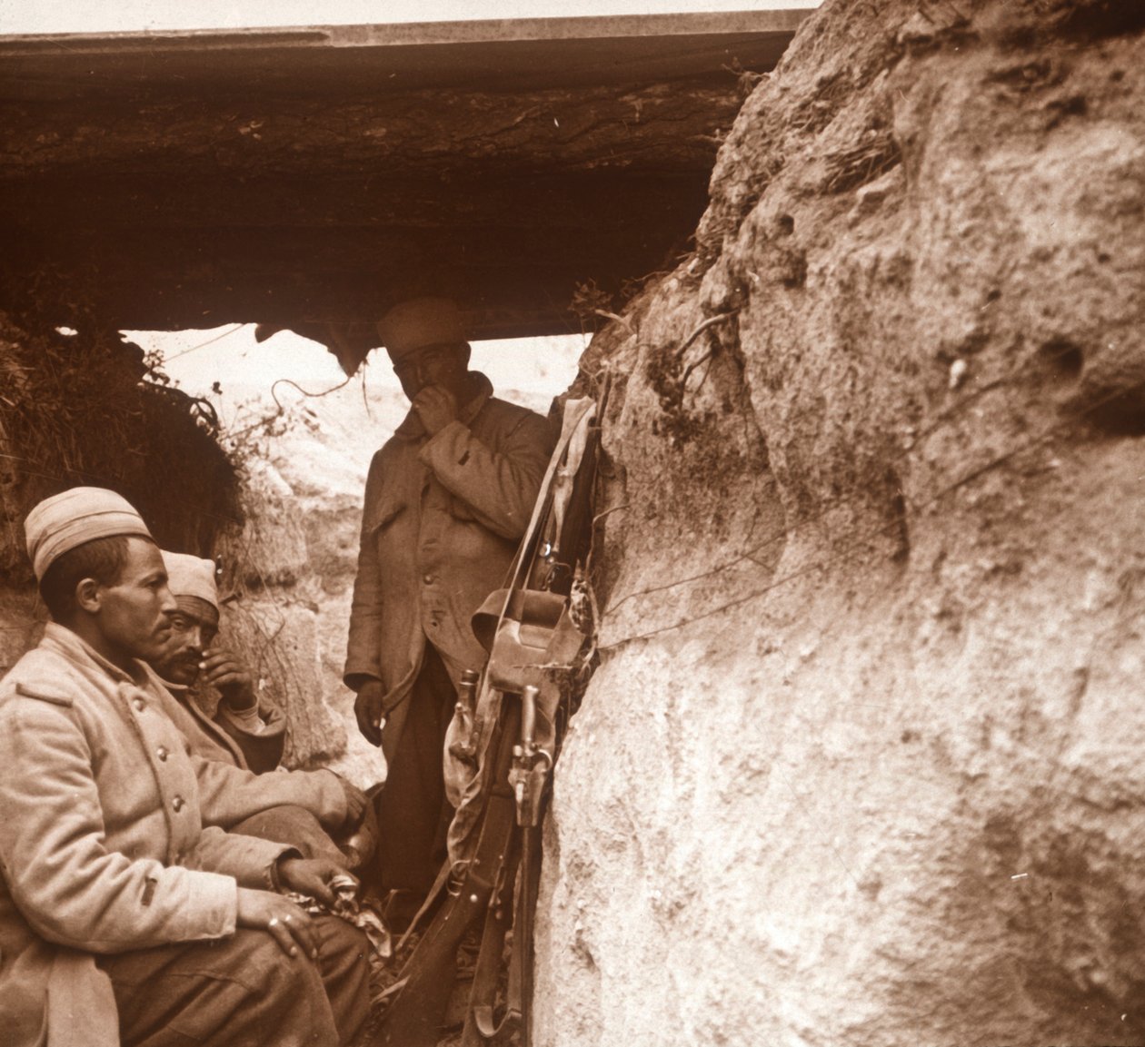 Észak-afrikai gyalogság lövészárokban, c1914-c1918 alkotó: Unbekannt