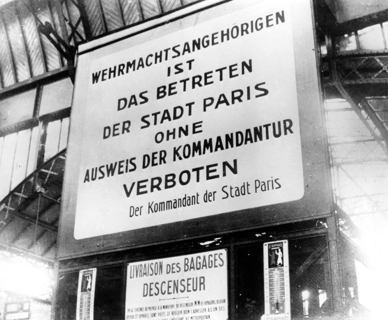 Értesítés a németek által megszállt párizsi vasútállomáson, 1940. július 17 alkotó: Unbekannt