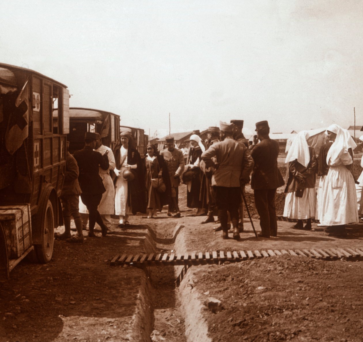 Ápolók és Vöröskereszt mentőautók, c1914-c1918 alkotó: Unbekannt