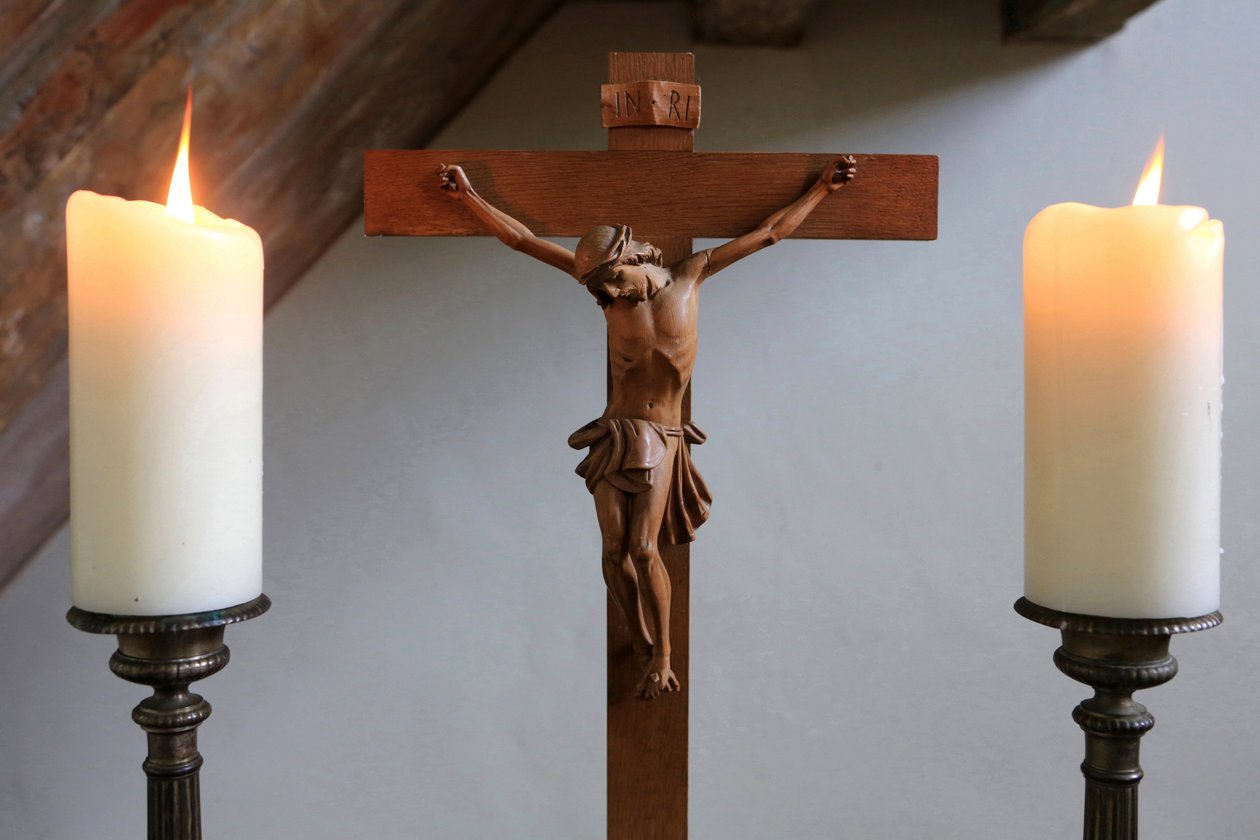 Obersteinbach, Bas-Rhin, Franciaország, le 29/5/2014 - Gyertyák és feszület. evangélikus templom. alkotó: Unbekannt