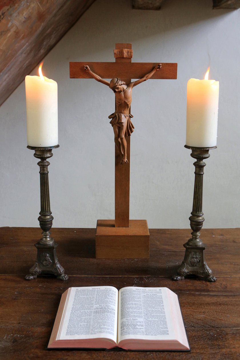 Obersteinbach, Bas-Rhin, Franciaország, 2014.05.29. - Gyertyák, feszület és Biblia. evangélikus templom. alkotó: Unbekannt