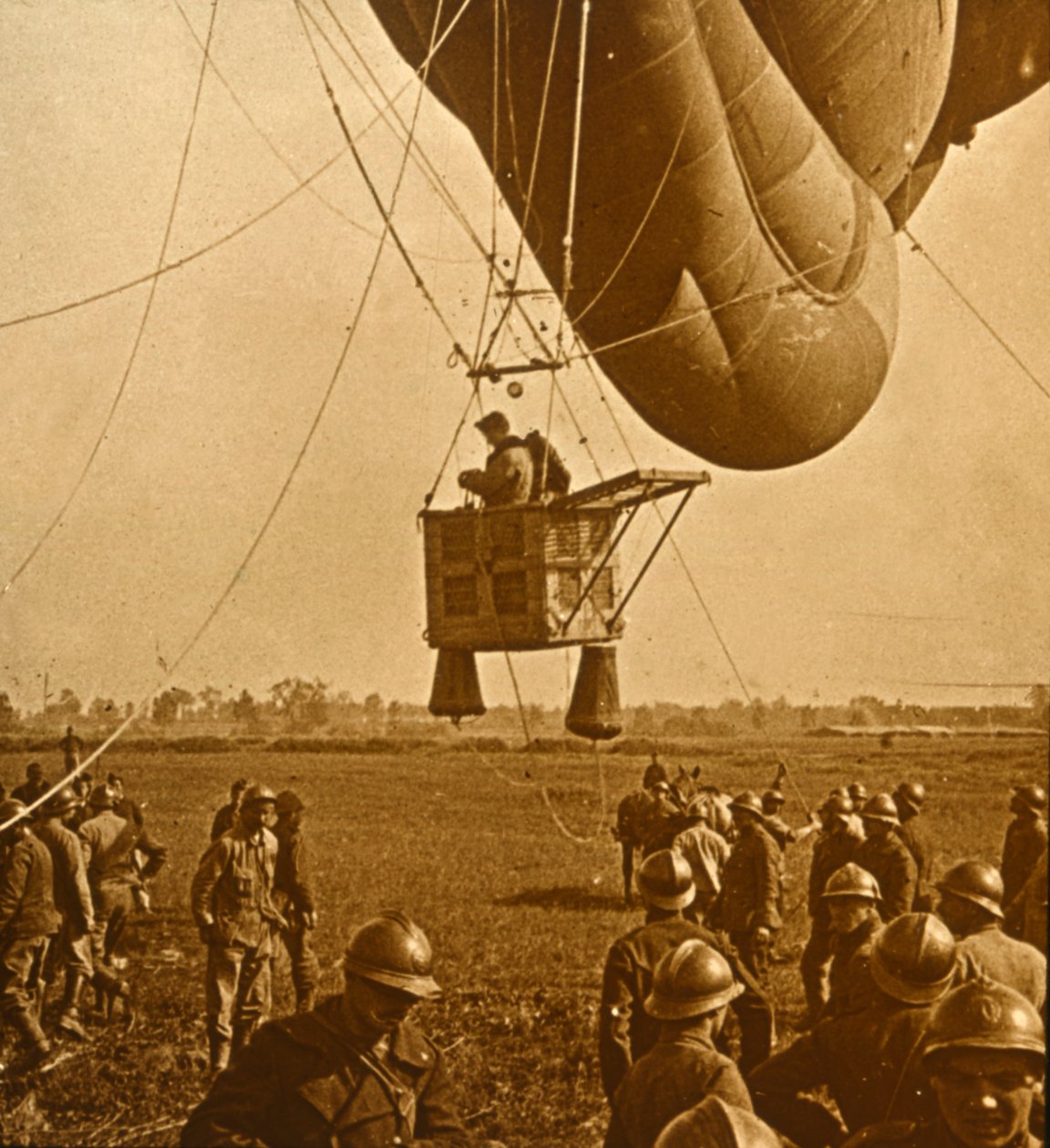 Ellenséges állások megfigyelése egy léggömbről, c1914-c1918 alkotó: Unbekannt