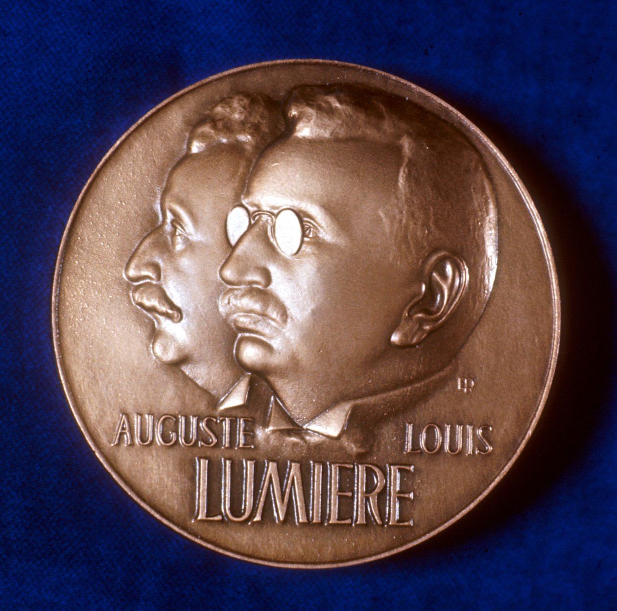A Lumiere fivérek 50 éves filmművészetének emlékére 1945-ben készült érem előlapja alkotó: Unbekannt