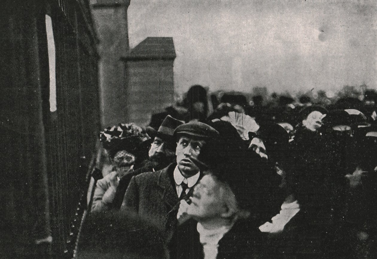 VII. Edward király haláláról szóló hivatalos értesítés a Buckingham-palota előtt, 1910. május. alkotó: Unbekannt