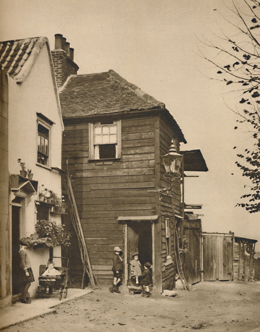 Régi házak Highgate-ben, amelynek bejárataiból a falusiak az autóbuszokat nézték, 1935. alkotó: Unbekannt