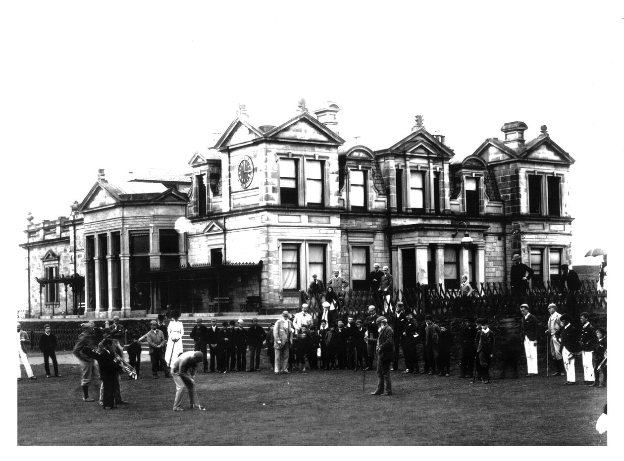 Az öreg Tom Morris a skóciai St Andrews-i Old Course klubház előtt, 1900 körül alkotó: Unbekannt