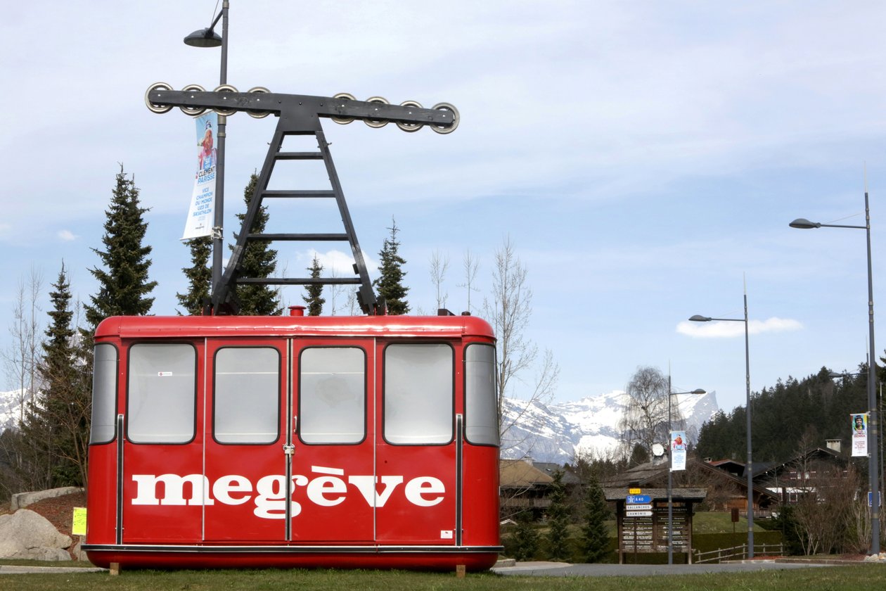 Régi Rochebrune felvonó egy körforgalomban, Megeve, Franciaország alkotó: Unbekannt