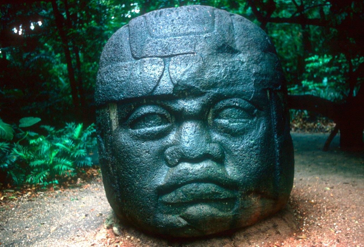 Olmec faragott fej La Ventából, Kolumbusz előtti Közép-Amerikából, ie 1150-800 alkotó: Unbekannt