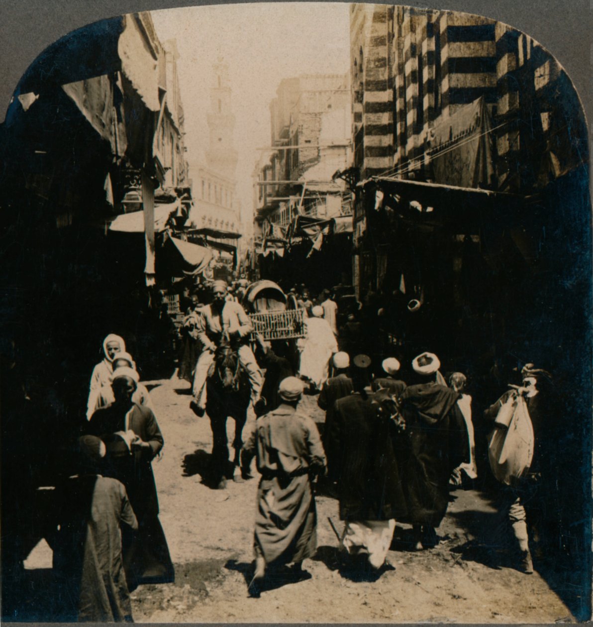 Az El Choirban, egy szűk utcában Kairó arab bazár negyedében, Egyiptom, 1903 alkotó: Unbekannt