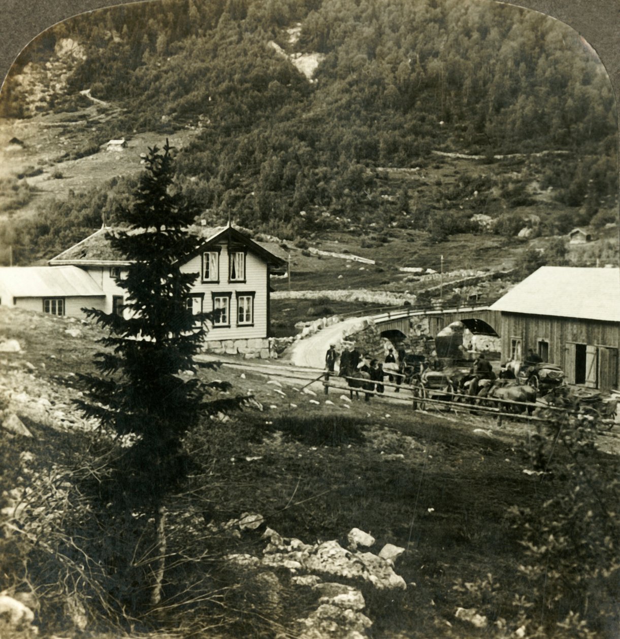 A festői Telemarken úton - lovak cseréje a Grundesbro ejtőernyős állomáson, Norvégia, c1905. alkotó: Unbekannt