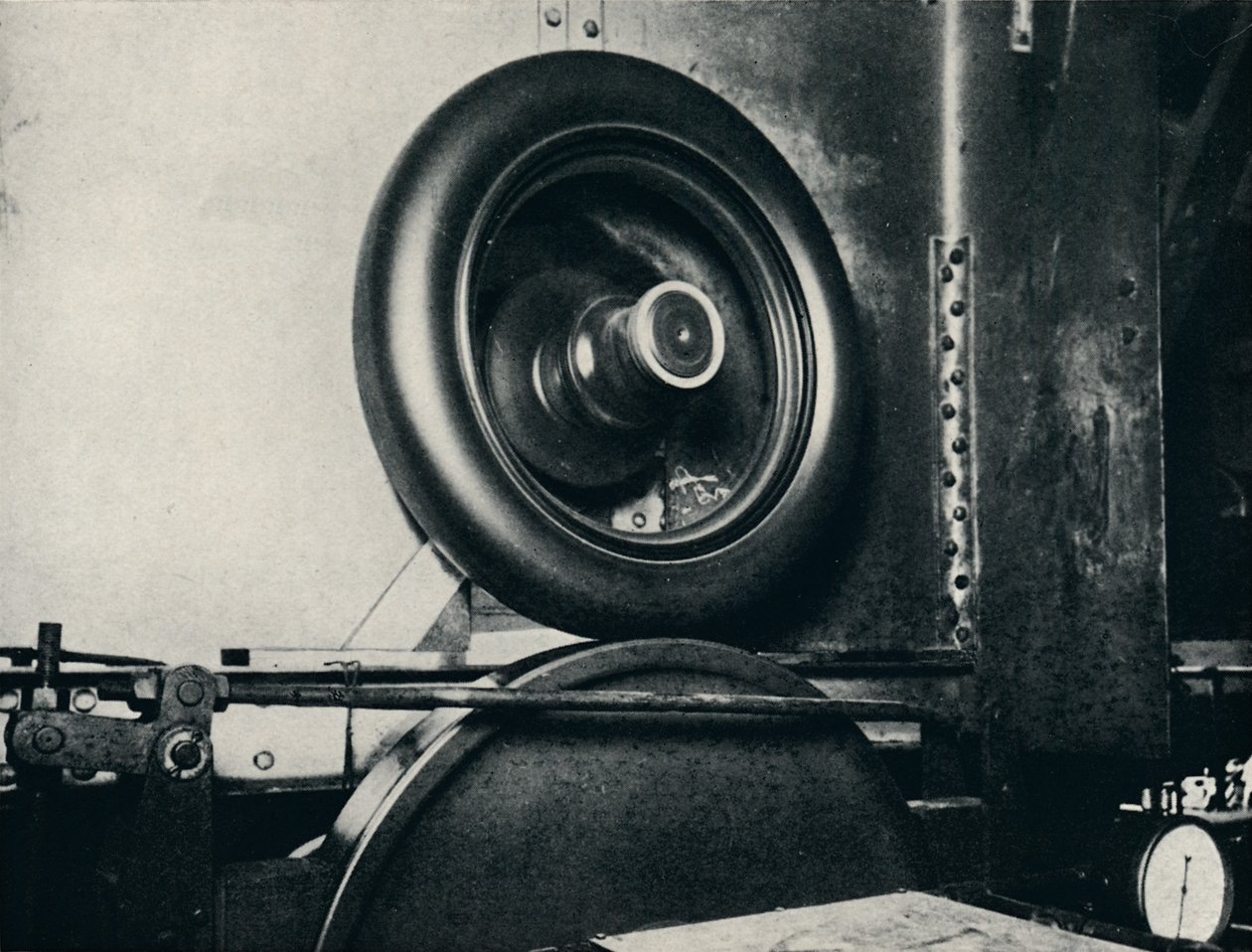 Az egyik Sir Malcolm Campbells abroncs 300 m/h sebességgel, 1937 alkotó: Unbekannt
