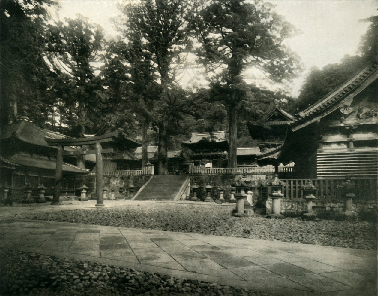 Egyike a sok templom közül Nikko-ban, Japánban, a szentélyek zarándokhelye, 1936. alkotó: Unbekannt