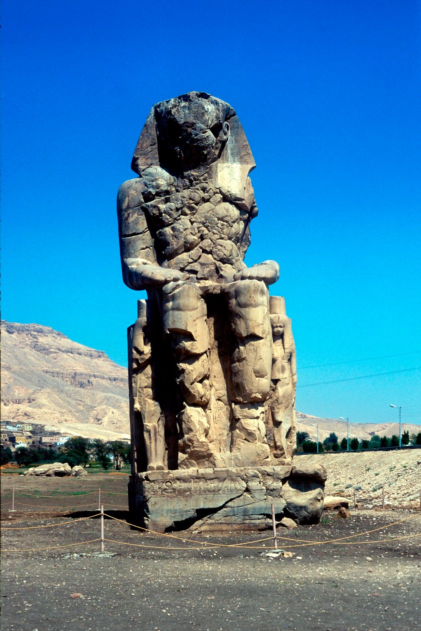 Memnon egyik kolosszusa, a Királyok Völgye közelében, Egyiptom, Kr. e. 14. század alkotó: Unbekannt
