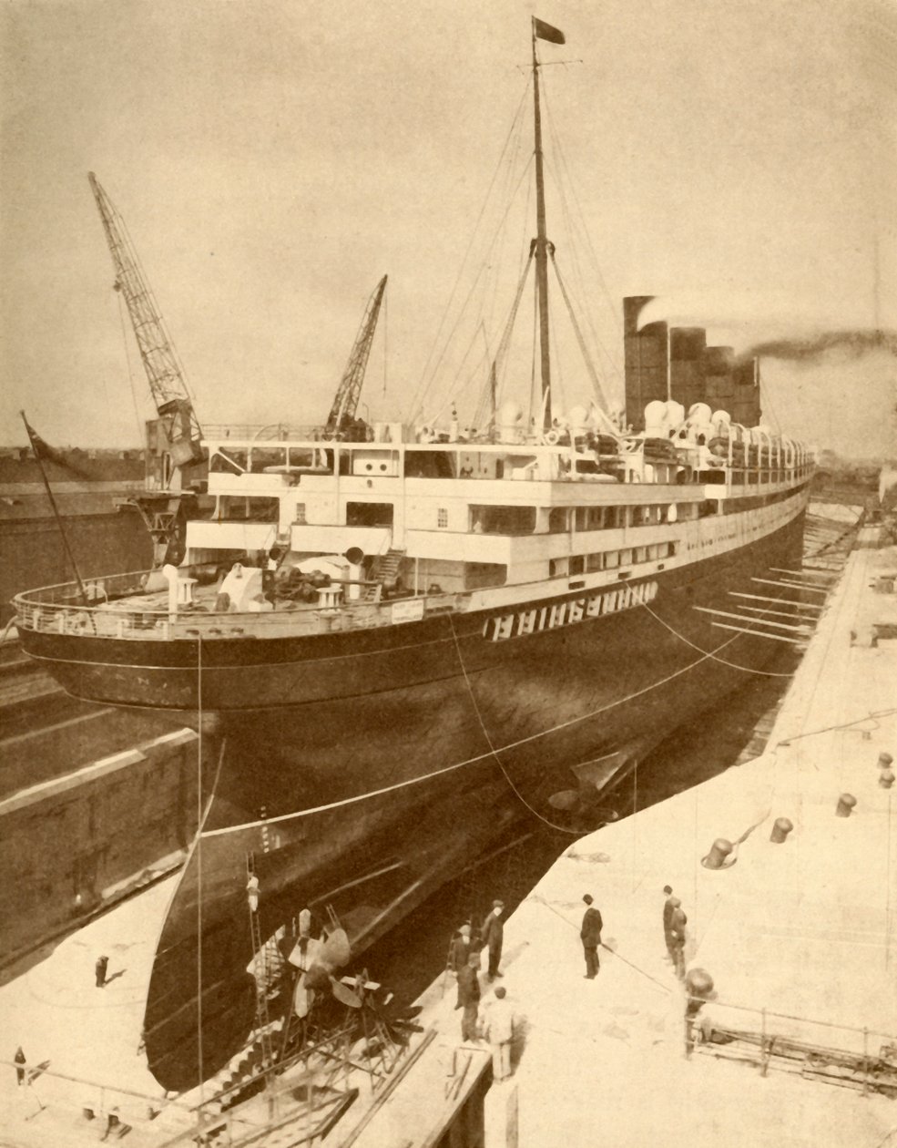Egy nagy bélés felújítása egy graving dokkban Liverpoolban, 1930. alkotó: Unbekannt