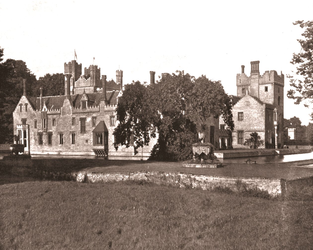 Oxburgh Hall, Norfolk, 1894. alkotó: Unbekannt