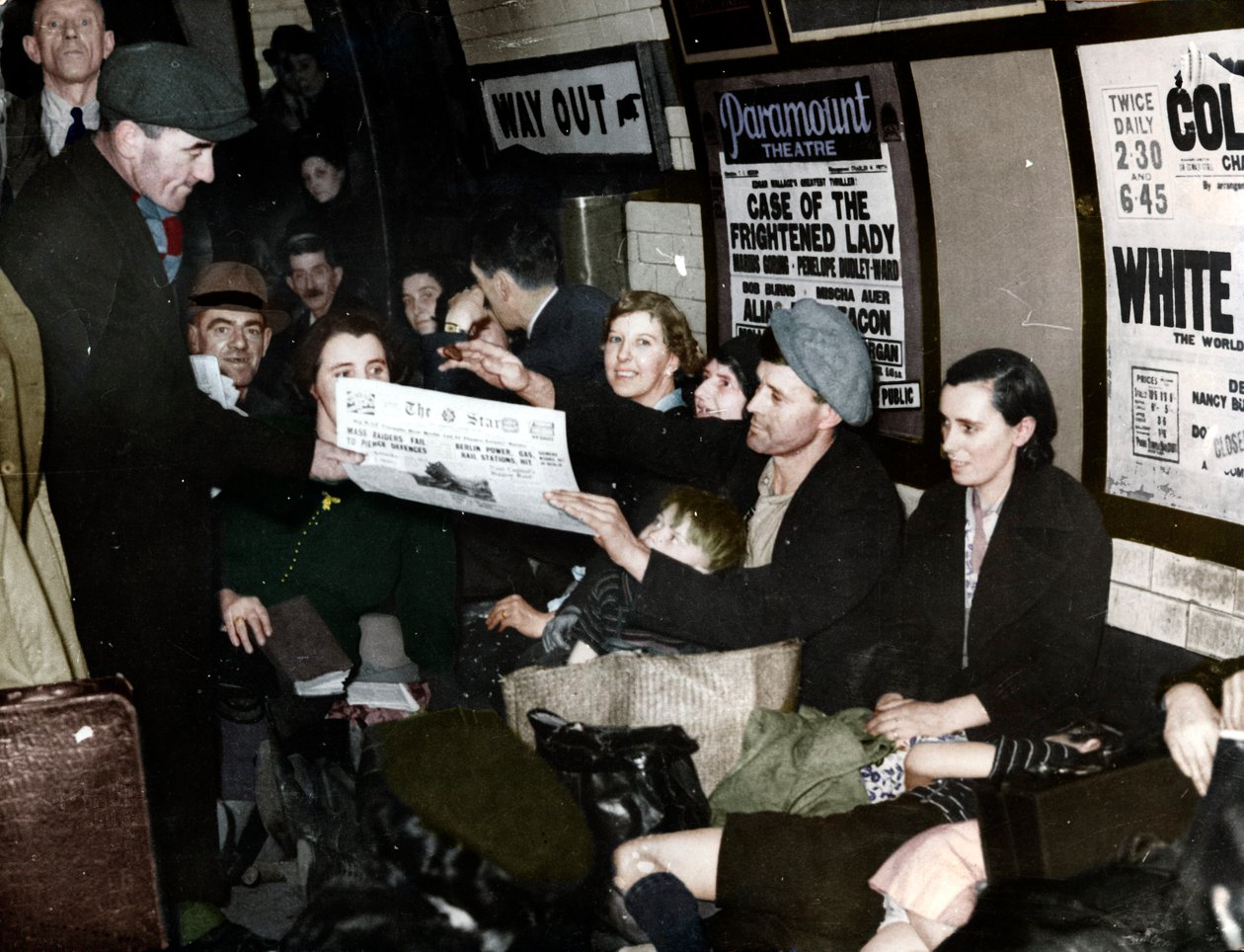 Papírárus lent a metróban, London, 1940 körül alkotó: Unbekannt