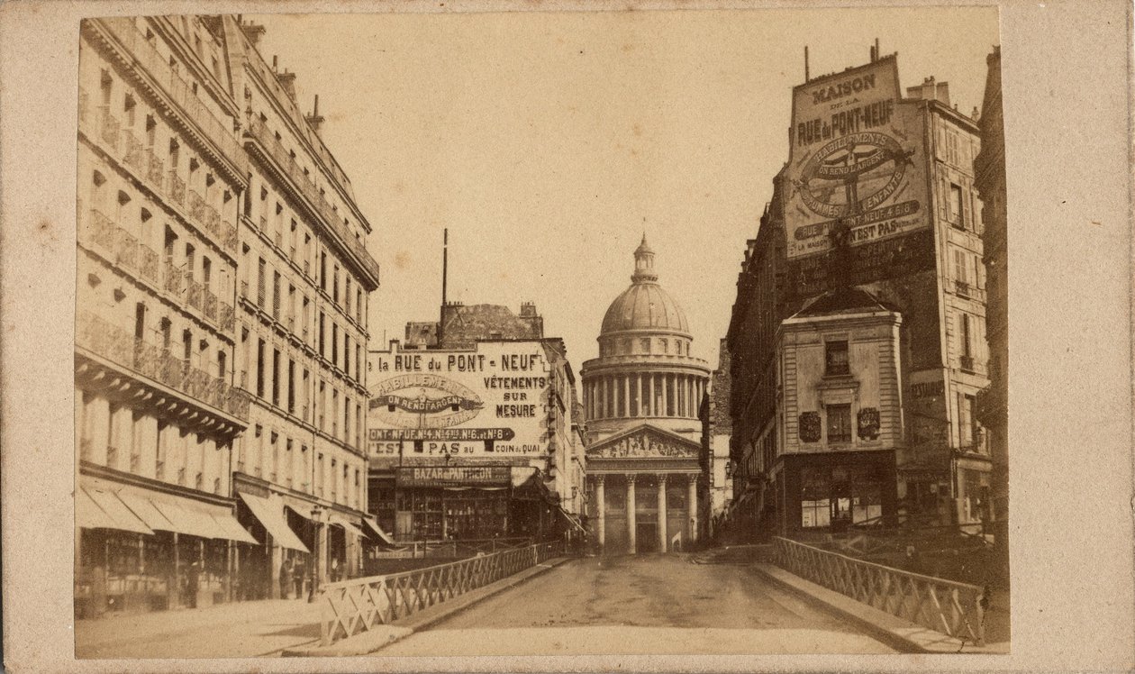 Paris Commune (1871): kilátás a Pantheonra és a rue Soufflot-ra (nagy hirdetőtáblák hirdetik a Maison de la rue du Pont Neuf-ot). Névtelen fotózás. Nyomtatás kartonra Méret 10x6 cm alkotó: Unbekannt