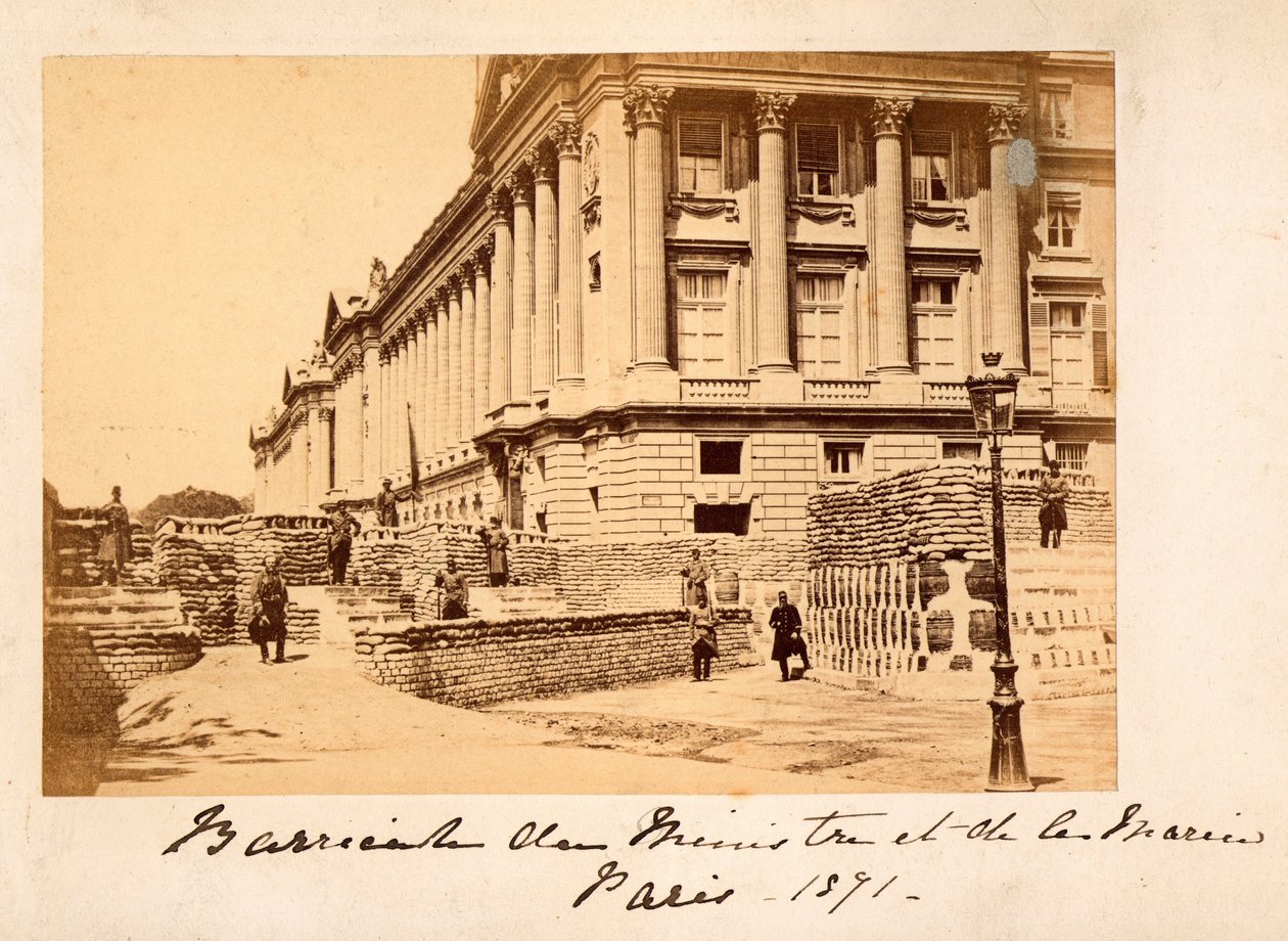 Paris Commune (1871): kilátás a Place de la Concorde barikádjára a Tengerészeti Minisztérium (Hotel de la Marine vagy egyben Hotel du Garde Meuble) előtt Párizsban. Névtelen fotózás. Nyomtatás kartonra Dim. 22x14 cm alkotó: Unbekannt