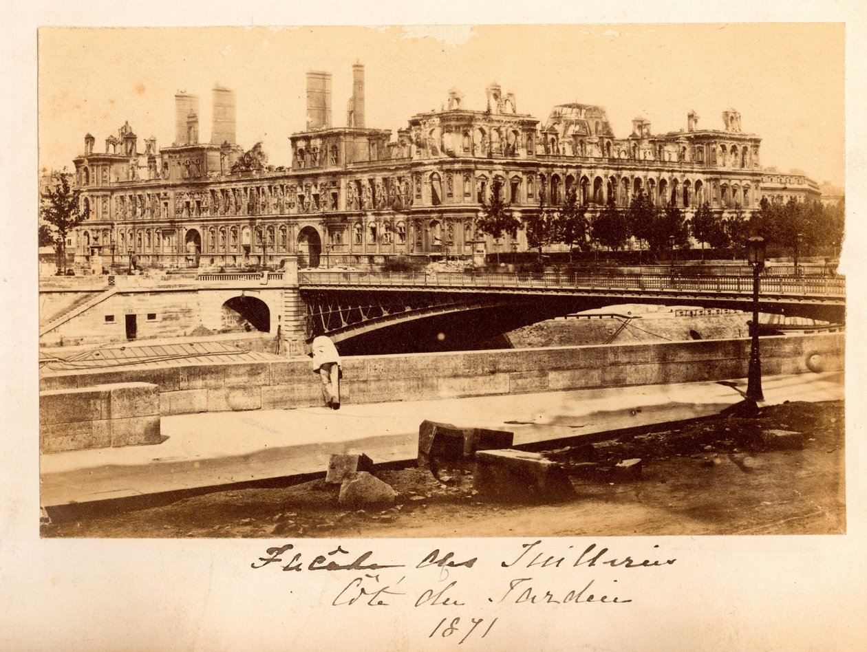 Paris Commune (1871): az Arcole híd és a Hotel de Ville képe az 1871. májusi tűzvész után. Névtelen fényképezés. Nyomtatás kartonra alkotó: Unbekannt
