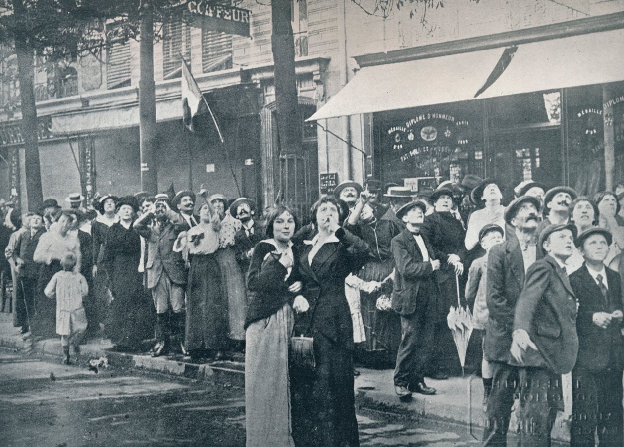 Párizsi tömeg nézi a város felett átrepülő egyik német repülőgépet, 1914 alkotó: Unbekannt