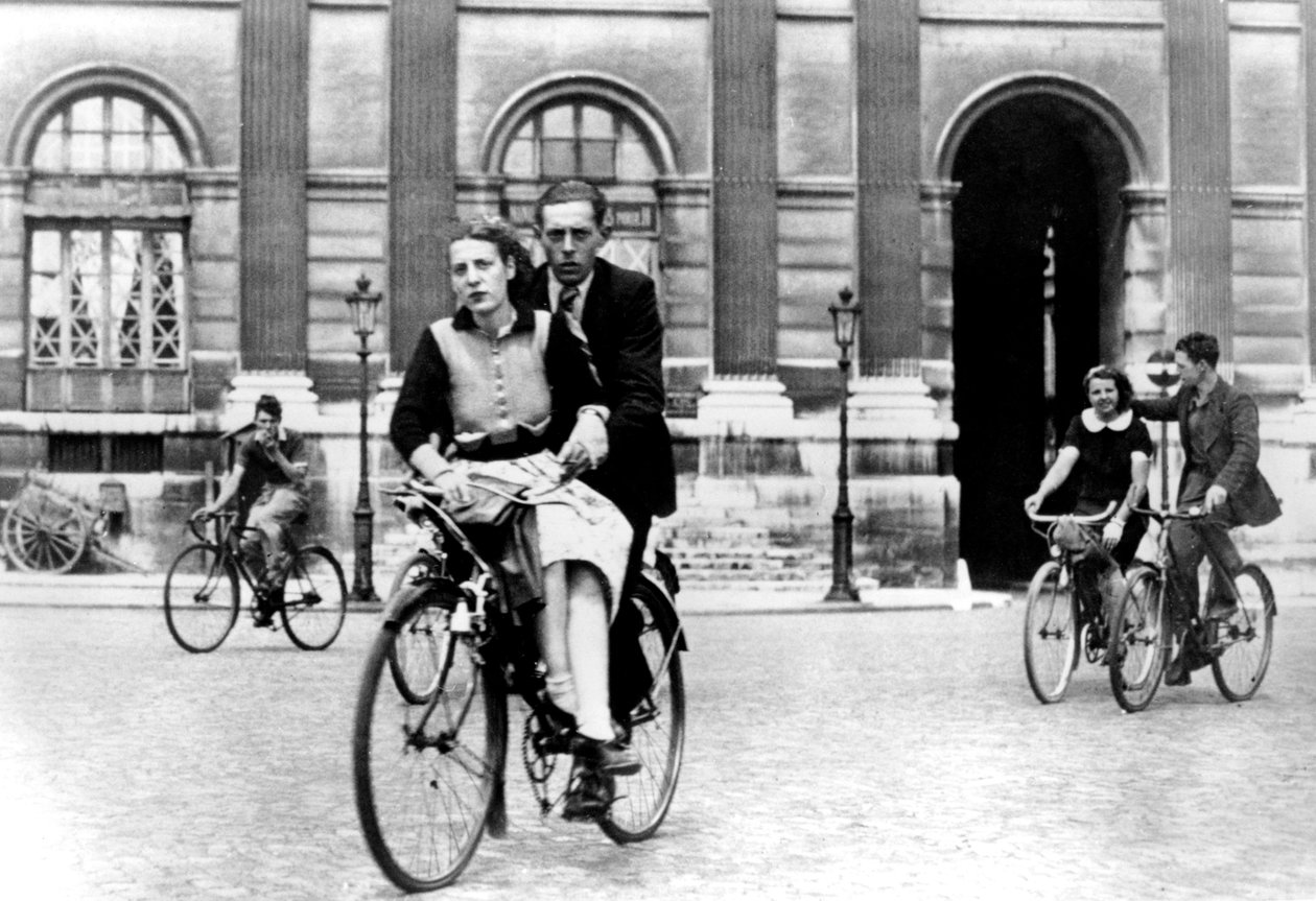 Biciklivel utazó párizsiak, a németek által megszállt Párizs, 1940. július alkotó: Unbekannt
