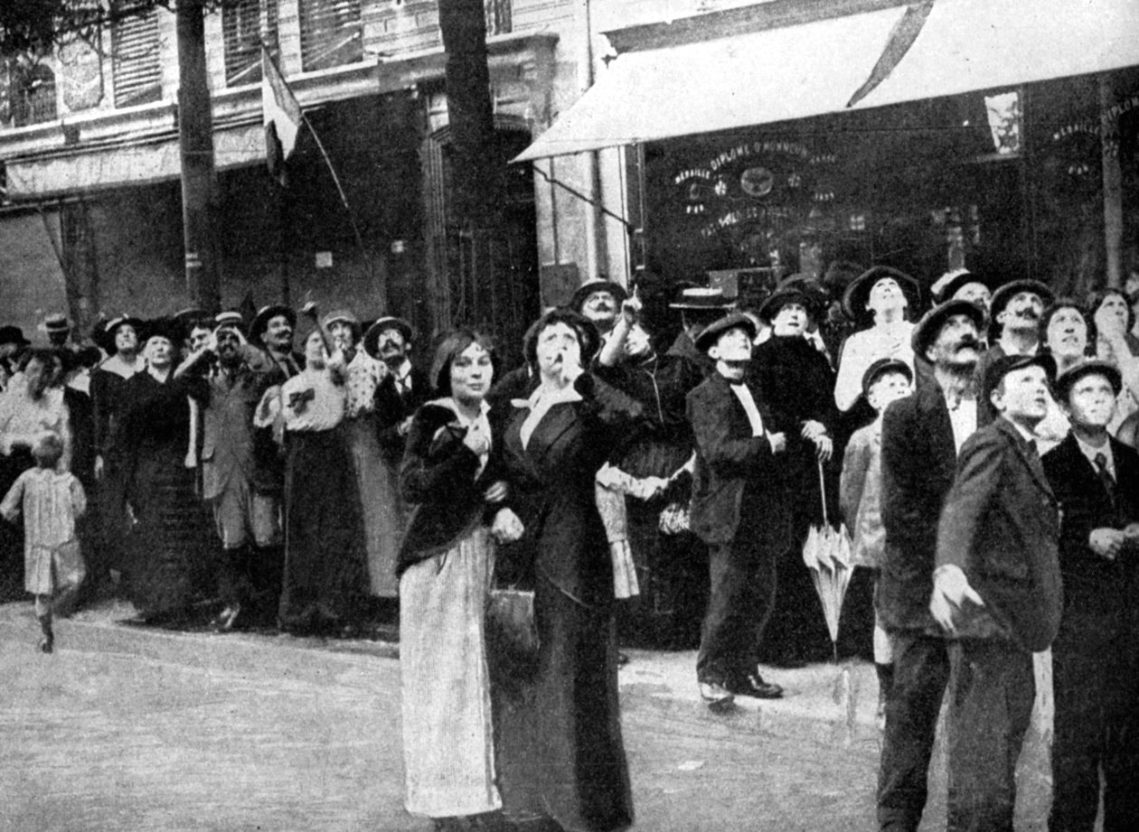 Párizsiak egy német repülőgépet néznek, első világháború, 1914 alkotó: Unbekannt