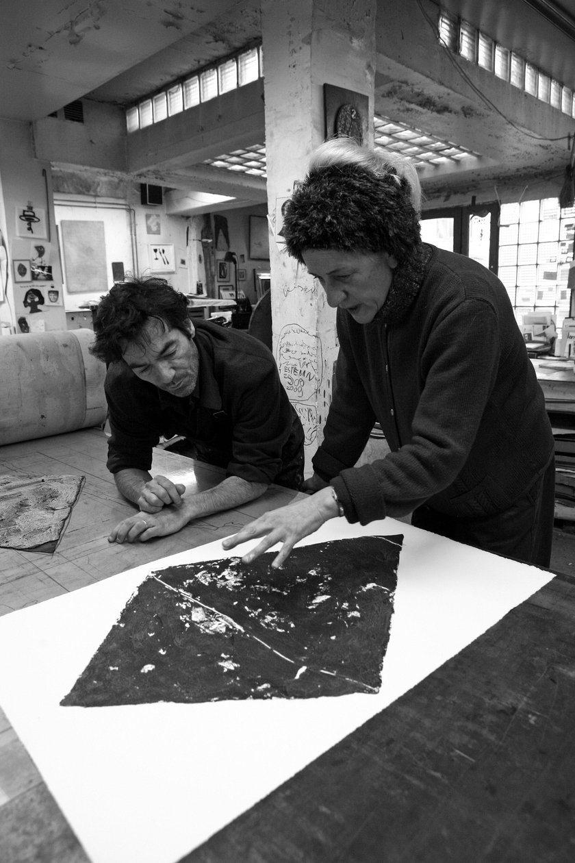 Pascal Gauvard, a Pasnic gravírozóműhely társalapítója, Annie-Paule Thorel francia festő. Egy nyomat elemzése. Pasnic gravírozó műhely Párizsban 2009-ben. alkotó: Unbekannt