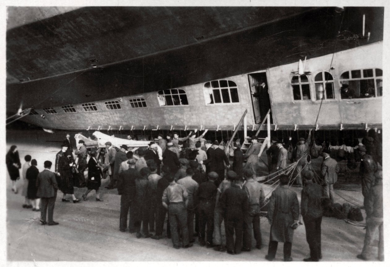 A Zeppelin LZ 127 Graf Zeppelinre felszálló utasok, 1933 alkotó: Unbekannt