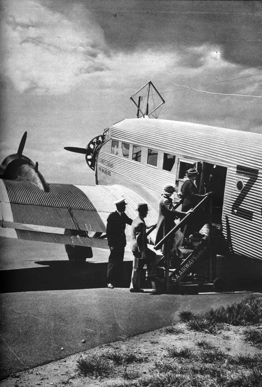 A South African Airways egyik Junkers utasszállító repülőgépére felszálló utasok, c1936 c1937 alkotó: Unbekannt