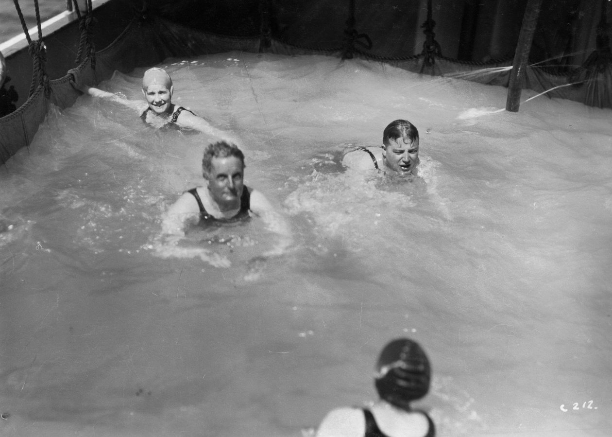 Utasok az úszómedencében egy tengerjáró hajó fedélzetén, 1920-c1930 alkotó: Unbekannt