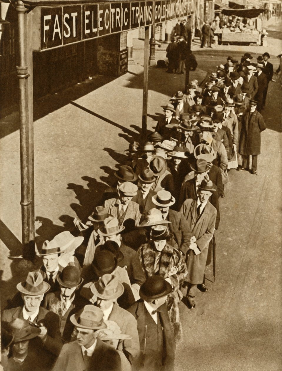 A londoni Goldhawk Road állomáson várakozó utasok a vasúti sztrájk idején, 1919, 1935. alkotó: Unbekannt