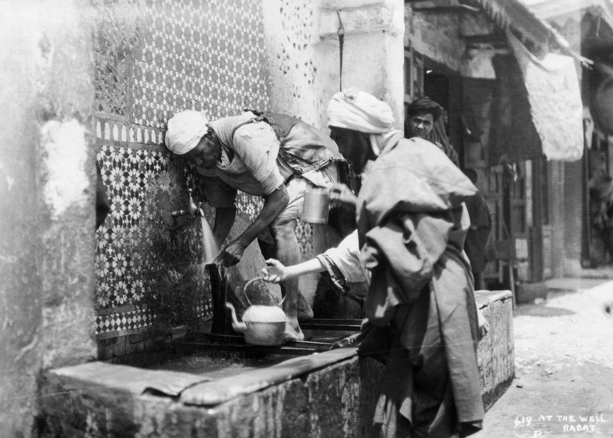 Kútból vizet gyűjtő emberek, Rabat, Marokkó, 1920-c1930-as évek alkotó: Unbekannt