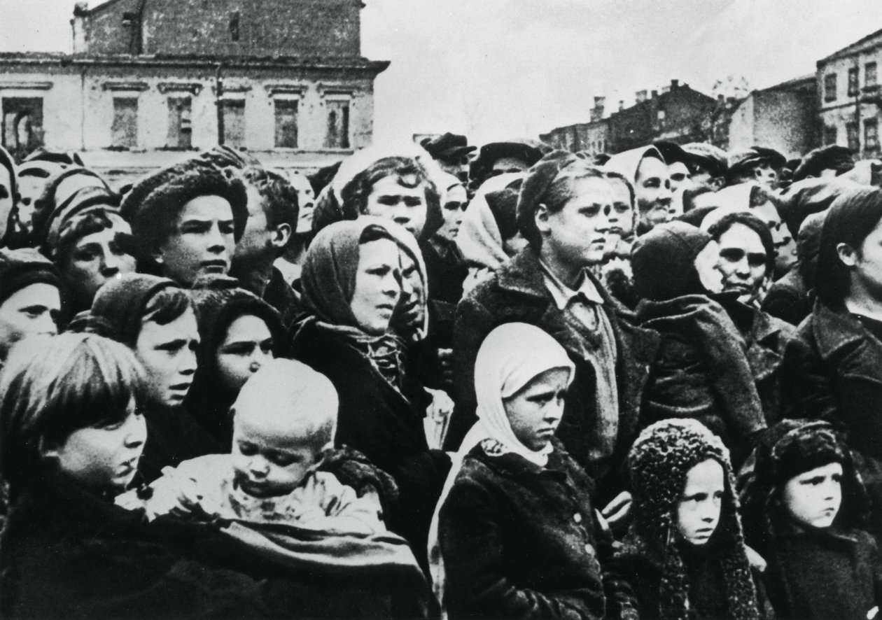 Az oroszországi Szmolenszk város lakossága, miután a Vörös Hadsereg felszabadította, 1943 alkotó: Unbekannt