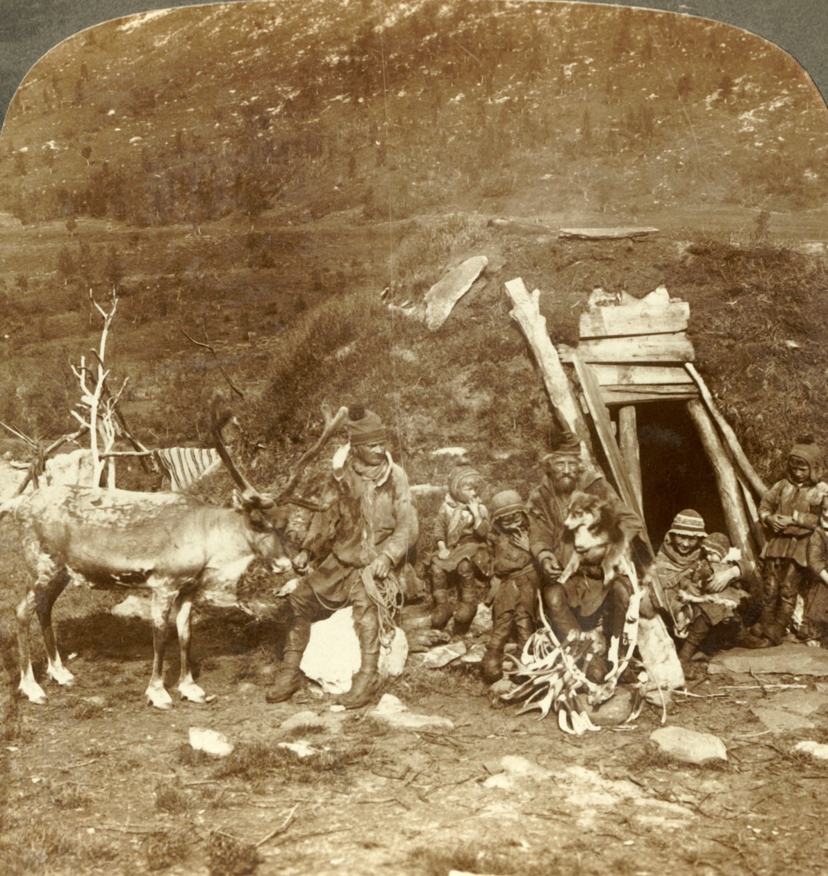A rideg észak-lappi otthon és család emberei Tromsoe közelében, Norvégiában, 1905. alkotó: Unbekannt