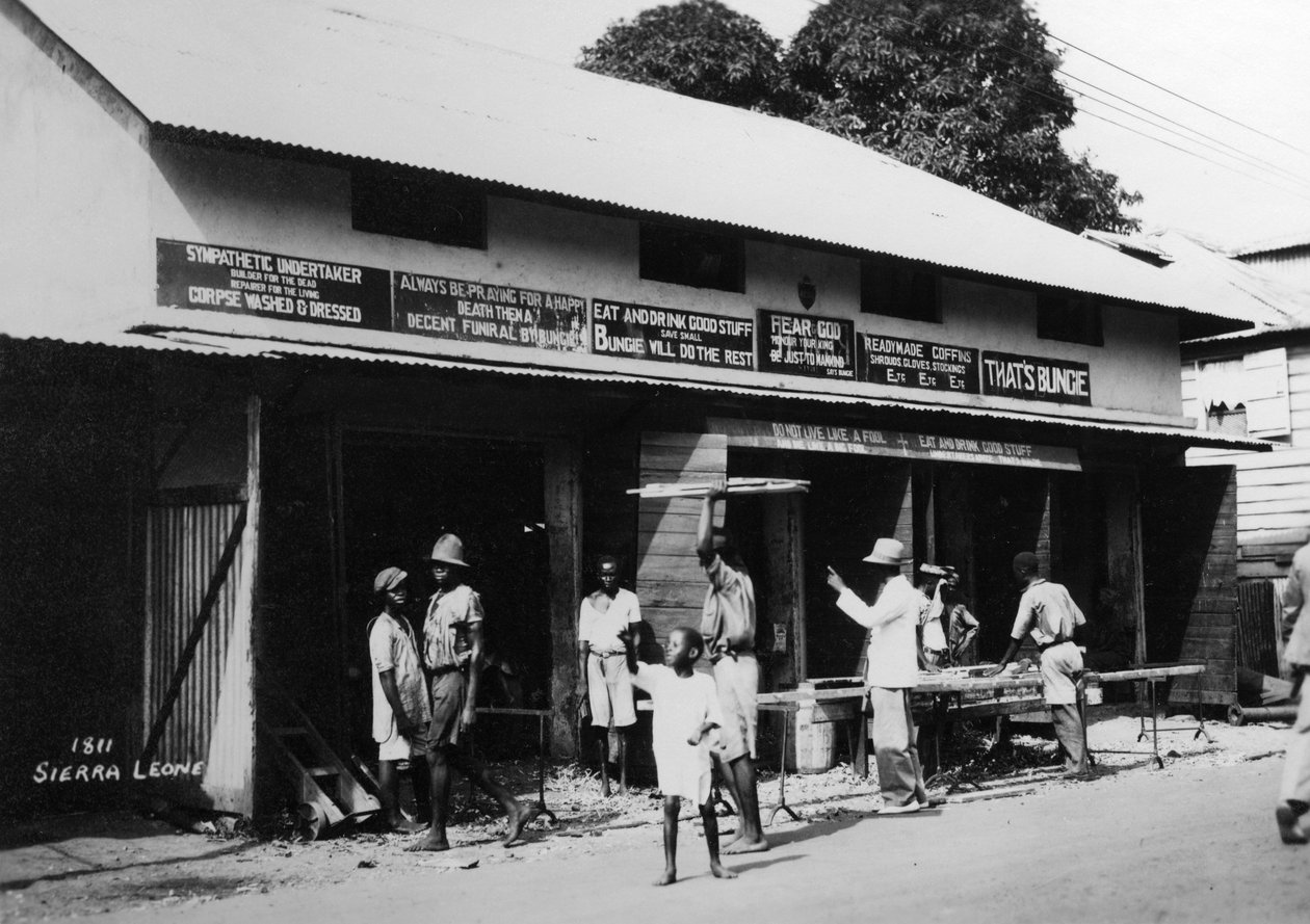 Emberek egy temetkezési irodán kívül, Sierra Leone, XX. század alkotó: Unbekannt