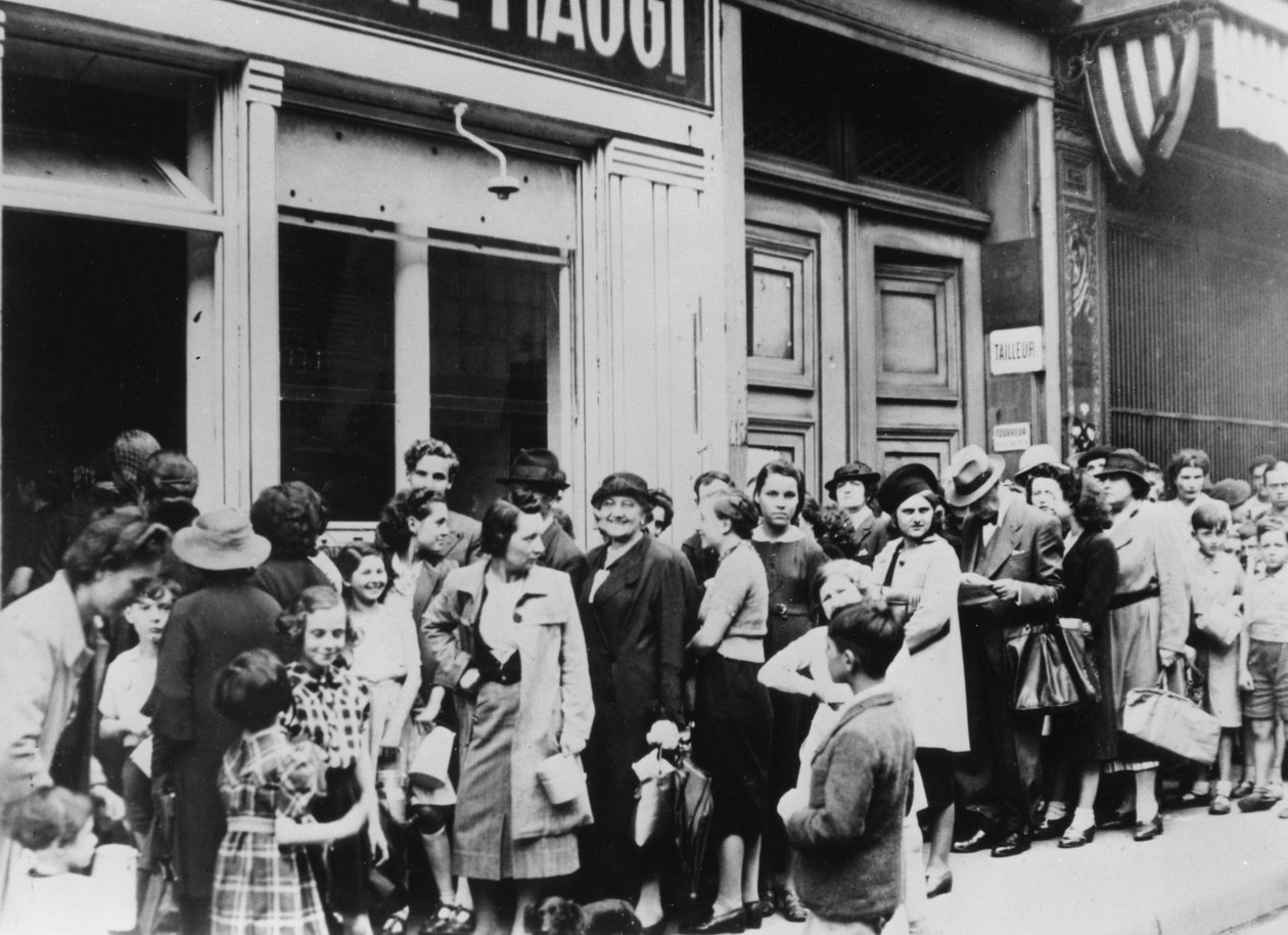 Sorba álló emberek egy tejüzlet előtt, a németek által megszállt Párizs, 1940. július 26. alkotó: Unbekannt