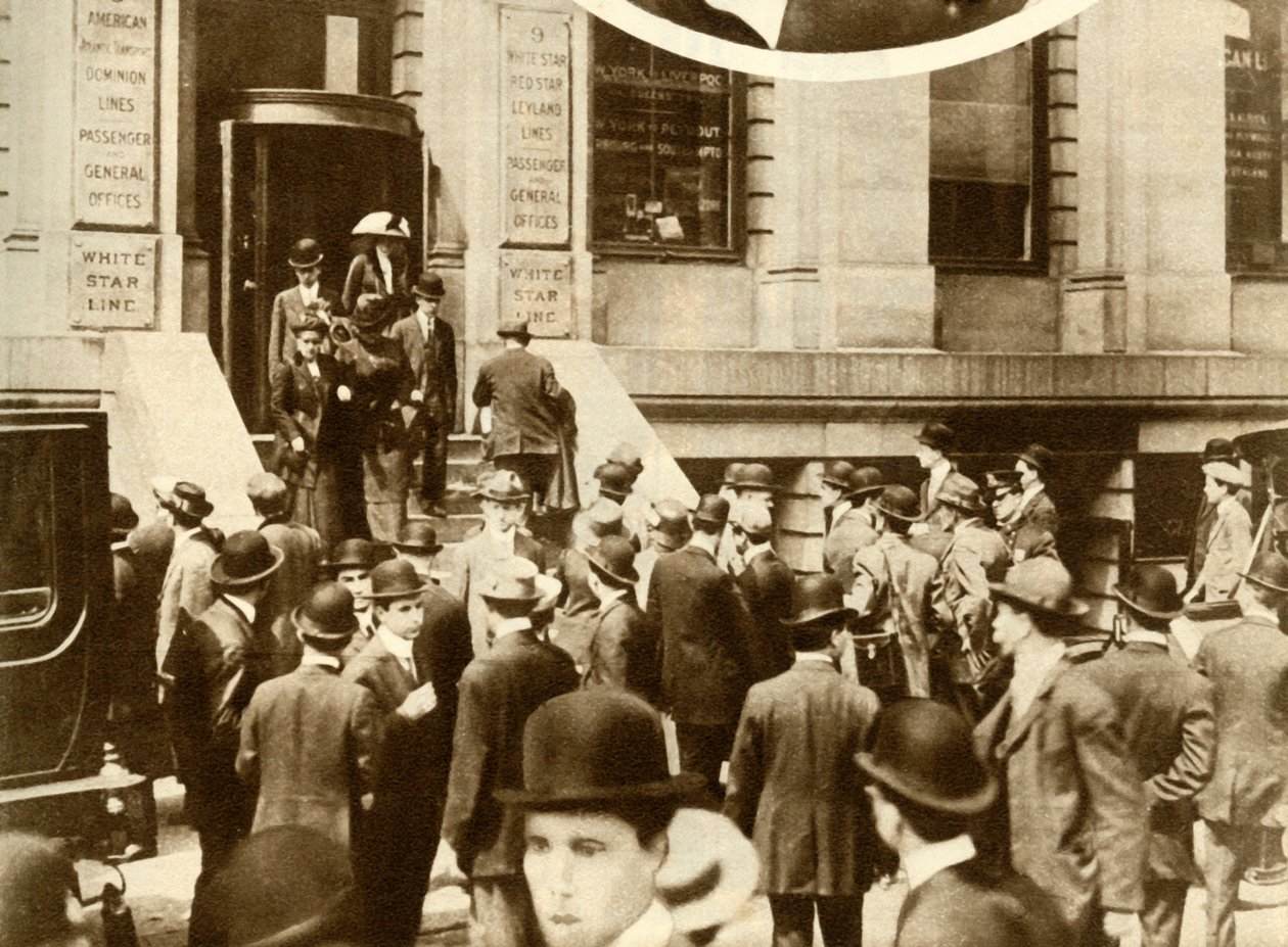 Az emberek a Titanic hírére várnak...New York City, USA, 1912. április, 1935. alkotó: Unbekannt