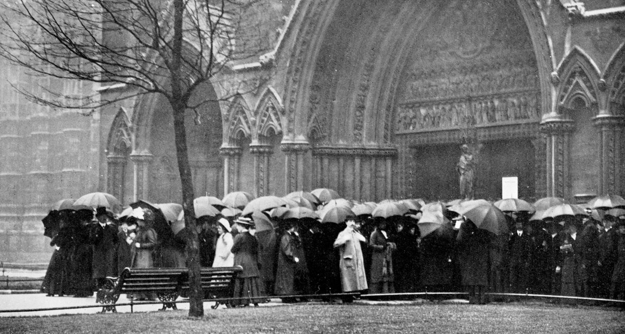 Emberek várakoznak az esőben, hogy részt vegyenek egy istentiszteleten a londoni Westminster Abbeyben, 1910 alkotó: Unbekannt