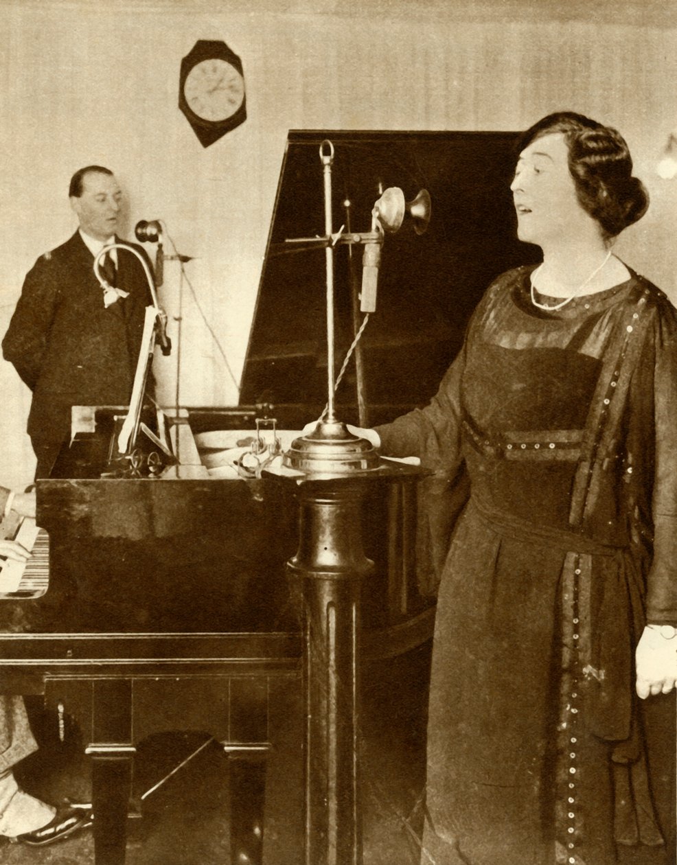 Előadók duettet énekelnek a 2LO egyik stúdiójában, Savoy Hill, London, 1923, 1935. alkotó: Unbekannt