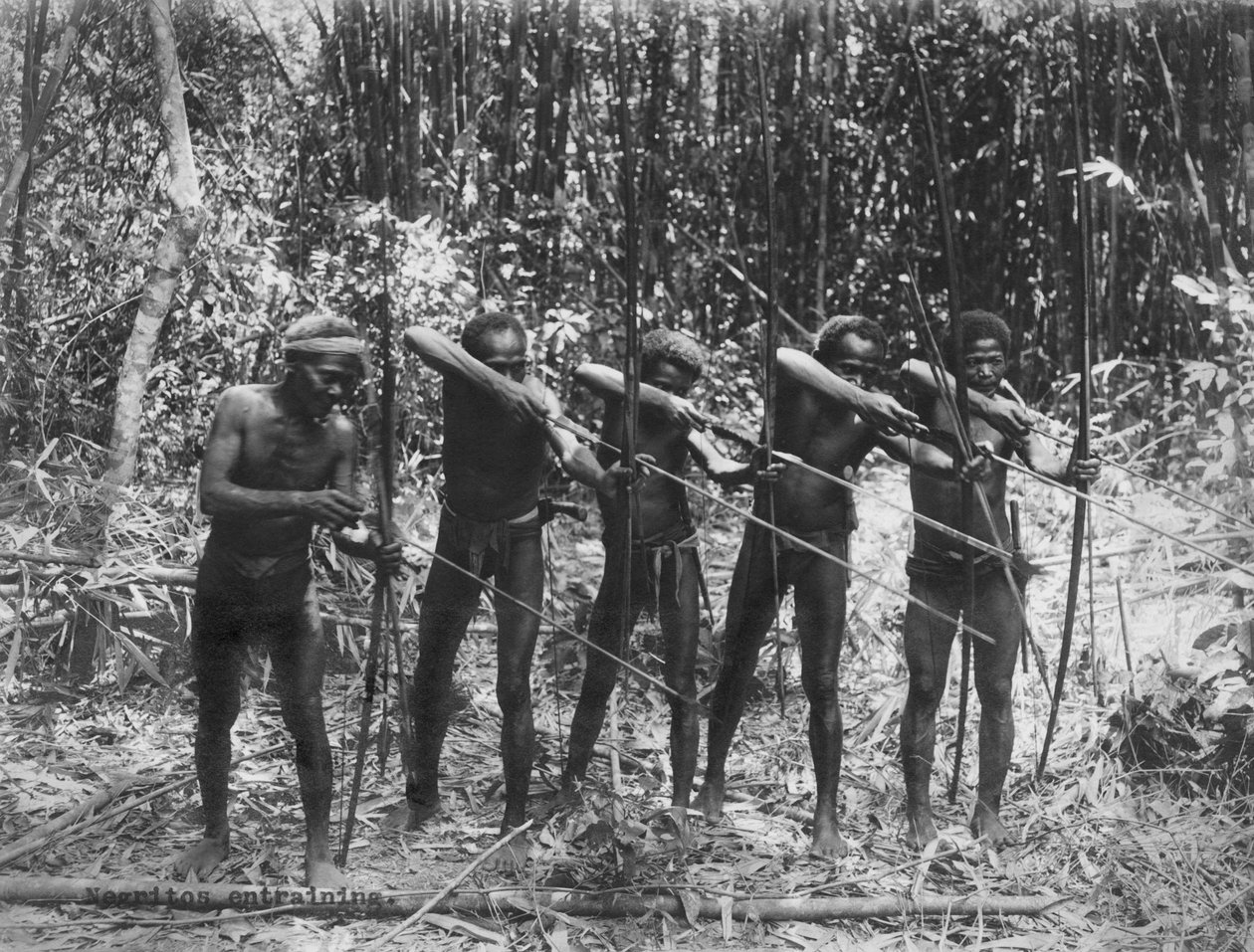 Fülöp-szigetek: 1890 körül a Negrito törzs férfi tagjai, akik megmutatják vadásztudásukat (f/w fotó) alkotó: Unbekannt