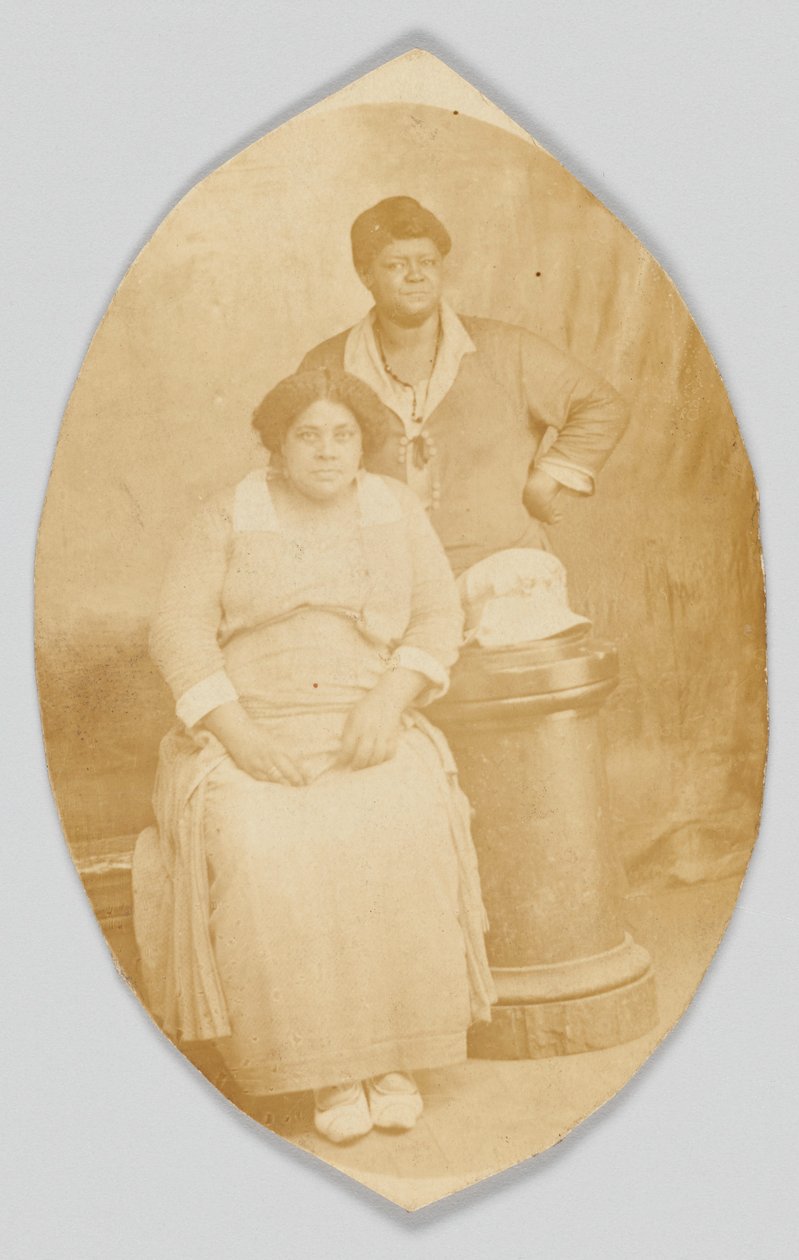 Fényképes képeslap két azonosítatlan nőről, 1918-1930. alkotó: Unbekannt